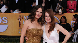 Julianne Moore (vpravo) pózuje s kolegyňou Jennifer Garnerovou