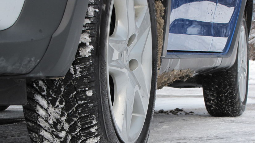 Testovaná Dacia jazdila na zimných pneumatikách...