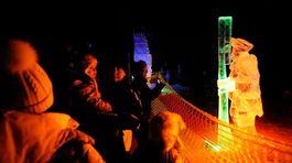 Návštevníci obdivujú ľadovú sochu Jánošíka,...