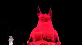 Monumentálna ľadová socha vikinga, ktorú...