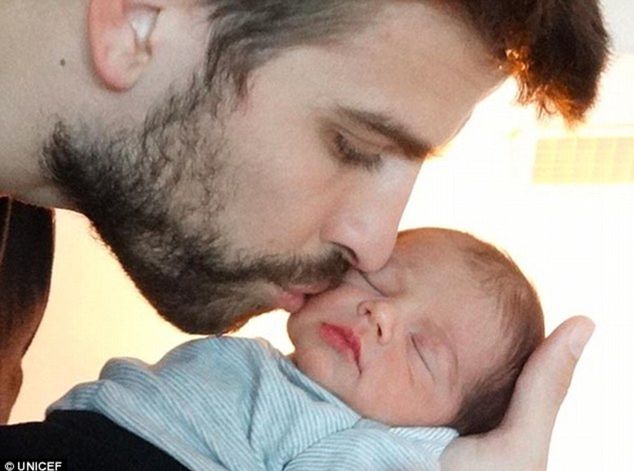 Gerard Piqué so synom na archívnej fotografii.