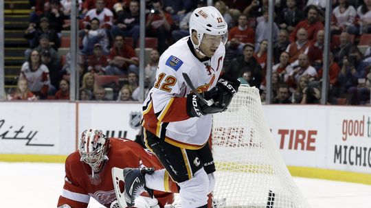 Kapitán Calgary Jarome Iginla z trestného...