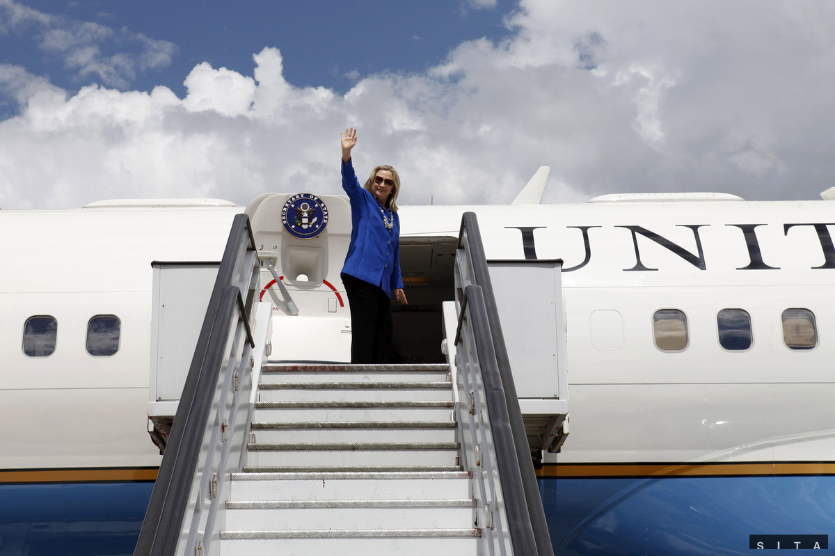 Hillary Clintonová pred lietadlom amerického...