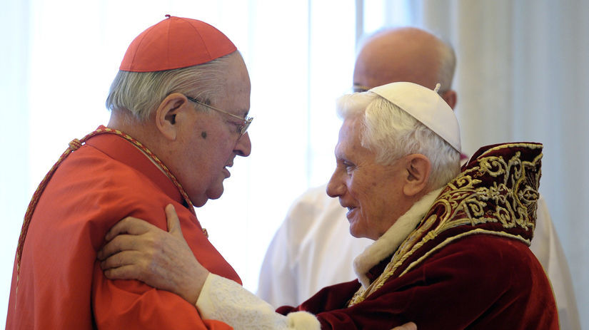 Benedikt XVI. v objatí s kardinálom Angelom...