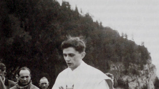 Na snímke z roku 1952 Joseph Ratzinger slúži...