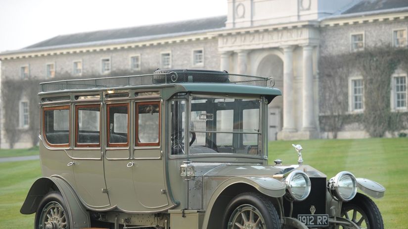 Naopak najstarším je Rolls-Royce Silver Ghost...