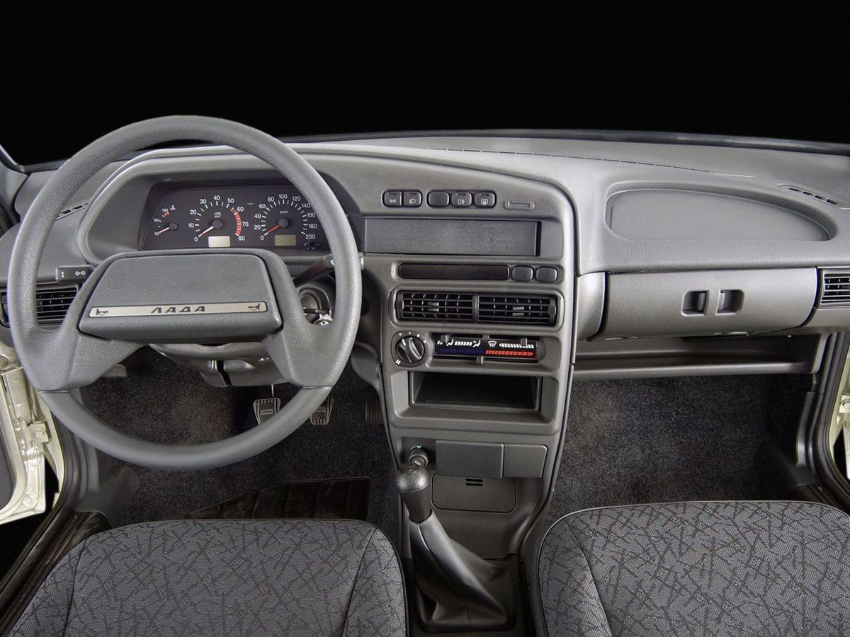 Takto vyzerala palubná doska modelu VAZ 2113.