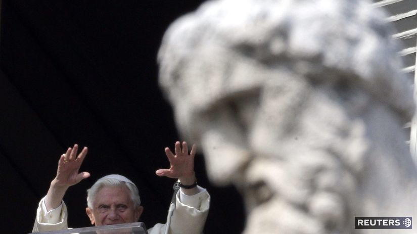 Pápež Benedikt XVI. pozdravuje veriacich počas...