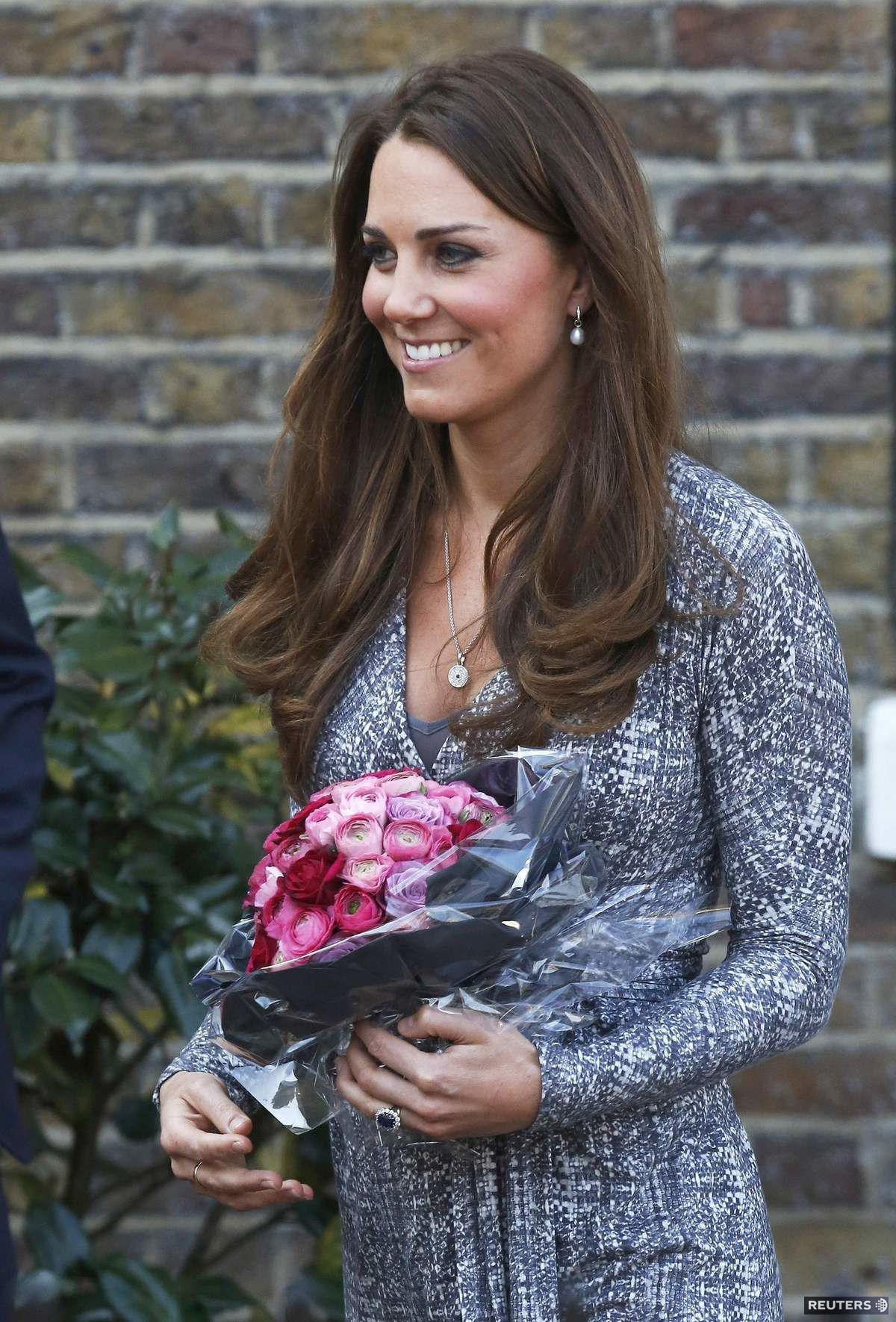 Jemne zaoblené bruško tehotnej Catherine...