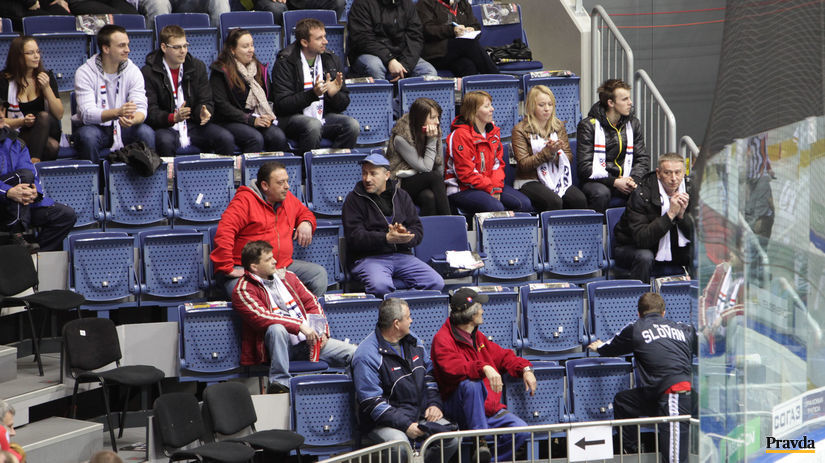 Na štadióne sa našli aj nezaplnené miesta.