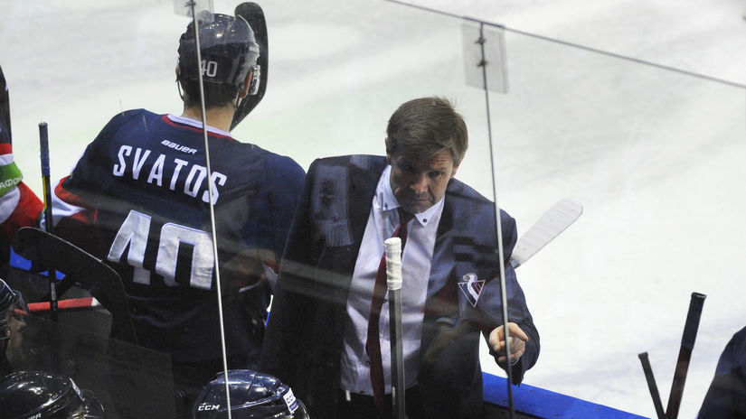 Tréner Rostislav Čada rozdáva pokyny počas...