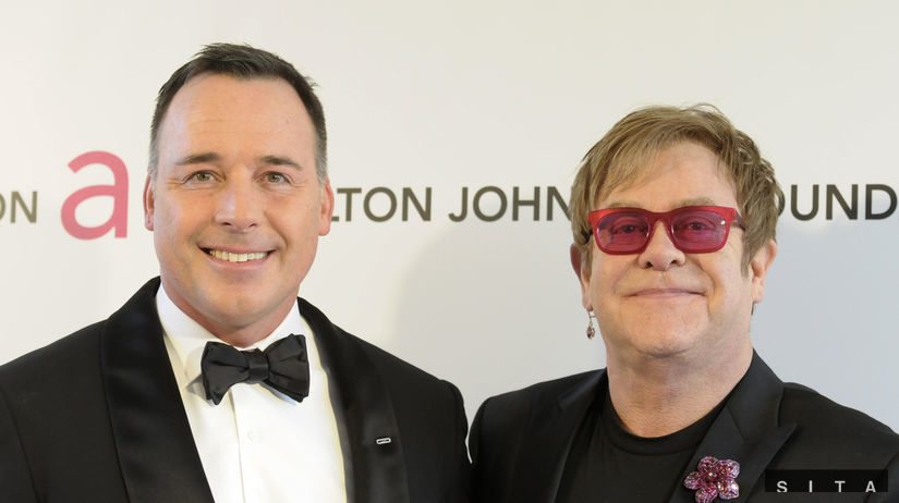 Spevák Elton John a jeho partner David Furnish 
