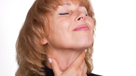 Skôr, než zamierite do lekárne, vyskúšajte na bolesť hrdla med či bylinky