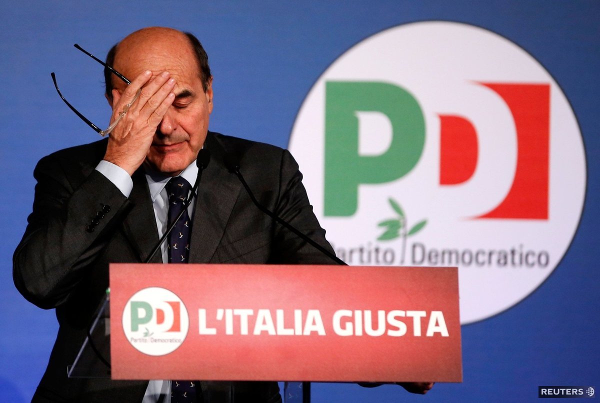 Šéf ľavicovej Pd Pier Luigi Bersani na tlačovej...