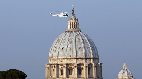 Pápež oputil Vatikán krátko po 17.00.