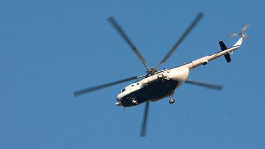Vrtuľník sa v Poľsku zrútil do jazera, všetkých troch ľudí na palube zachránili