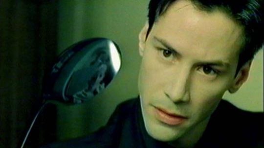 Keanu Reeves vo filme Matrix.