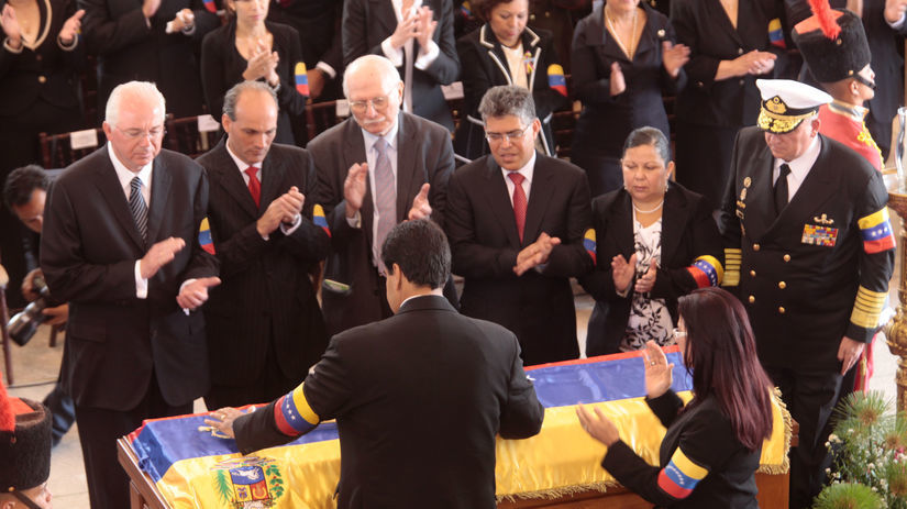 Venezuelský viceprezident Nicolás Maduro dáva...
