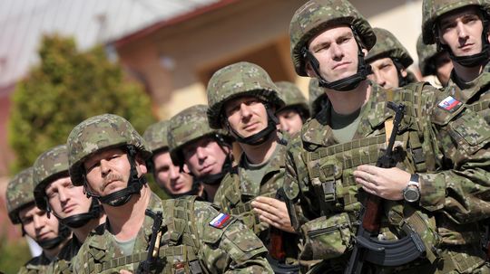 Klamstvá, strašenie aj reálne obavy. Slováci vo veľkom odopierajú vojenskú službu