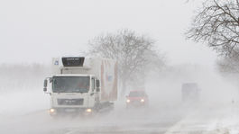 Na viacerých úsekoch si treba dávať pozor na snehové jazyky a záveje