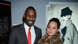 Herec Idris Elba dorazil v sprievode priateľky. 