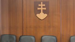 Na súdoch v hlavnom meste avizovanú bombu nenašli