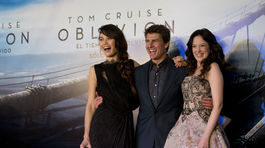 Zľava: Olga Kurylenko, Tom Cruise a Andrea Riseborough