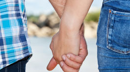To, ako vás drží za ruku, hovorí o vašom vzťahu veľa 