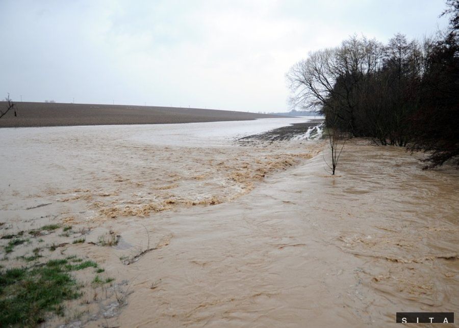 Povodne na pútnickom mieste na okraji obce Nová...