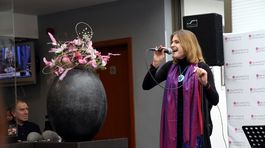 Na krste knihy zaspievala aj Katka Feldeková. 