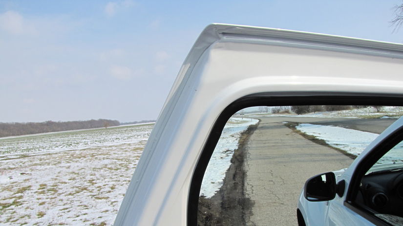 Na dverách chýba tesnenie, aerodynamický hluk...
