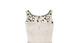 Zdôraznený pás a nadýchaná sukňa prospejú...