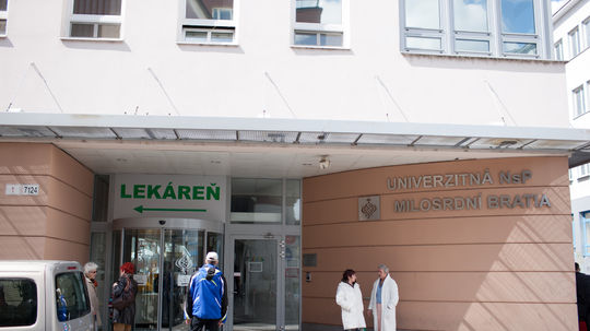 Bratislavská nemocnica ide hromadne prepúšťať, priznala „náročné obdobie“