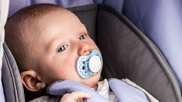 Matka zabudla bábätko na letisku. Keď si to všimla, pilot musel celý stroj otočiť