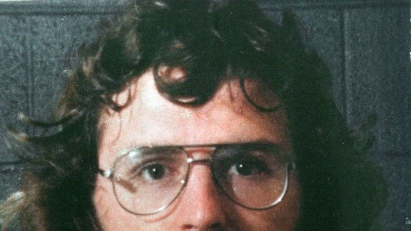 Na fotografii z roku 1988 je vodca davidiánov...