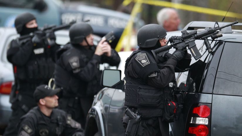 Polícia obkľúčila objekt, v ktorom by sa mohol...
