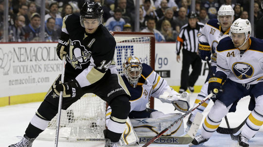 Pri puku kanonier Pittsburghu Chris Kunitz...