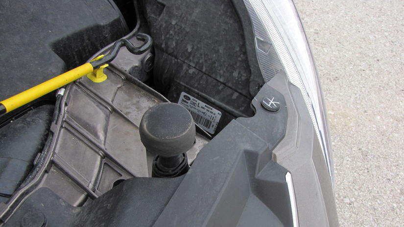 Motorová kapota „leží“ na týchto gumových...