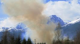 Popradskí hasiči bojujú s lesným požiarom vo...