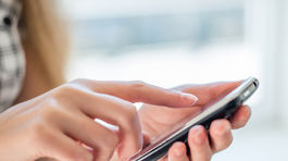 Aj vy čítate partnerove esemesky? Robí to 44 percent Slovákov!