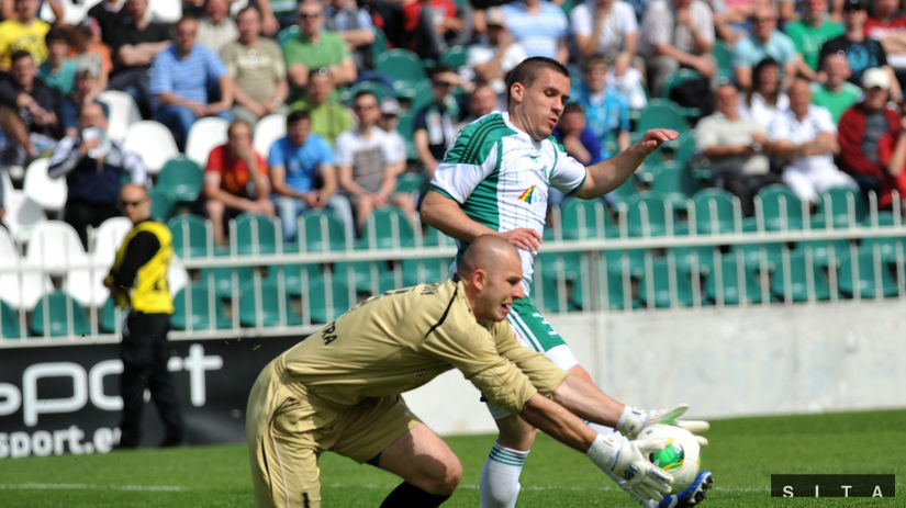 Brankár Nitry Martin Chudý zasahuje pred...