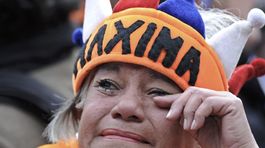 Pritomnú ženu akt abdikácie dojal k slzám.