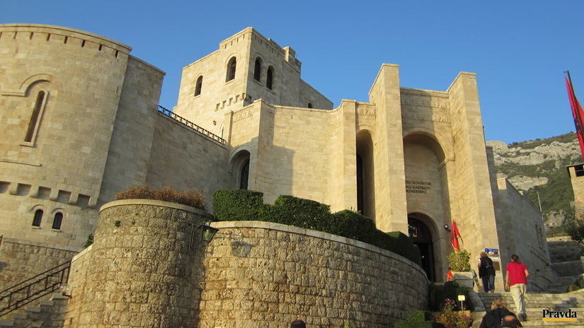 Skanderbegovo múzeum v mestečku Krujë.