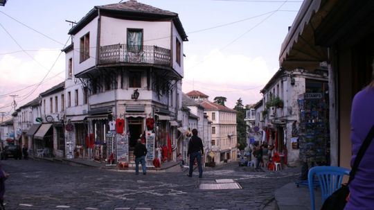Gjirokastër a jeho starý trh.