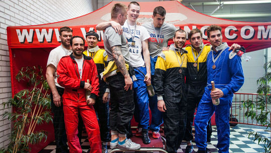 Hokejisti, motokáry