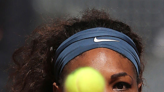 Serena Williamsová pohľadom hypnotizuje loptičku.