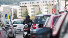 Cestári upozorňujú na poľadovicu, sneženie a hmlu