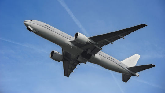 Smrť na palube Boeingu: lietadlo sa dostalo do silných turbulencií, viezlo takmer 240 ľudí   