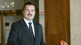 Premiér má hľadať kompromis so sestrami, tvrdí Novotný