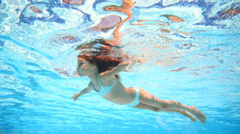 Na chrbticu pomáha chôdza dozadu a plavecký štýl kraul 